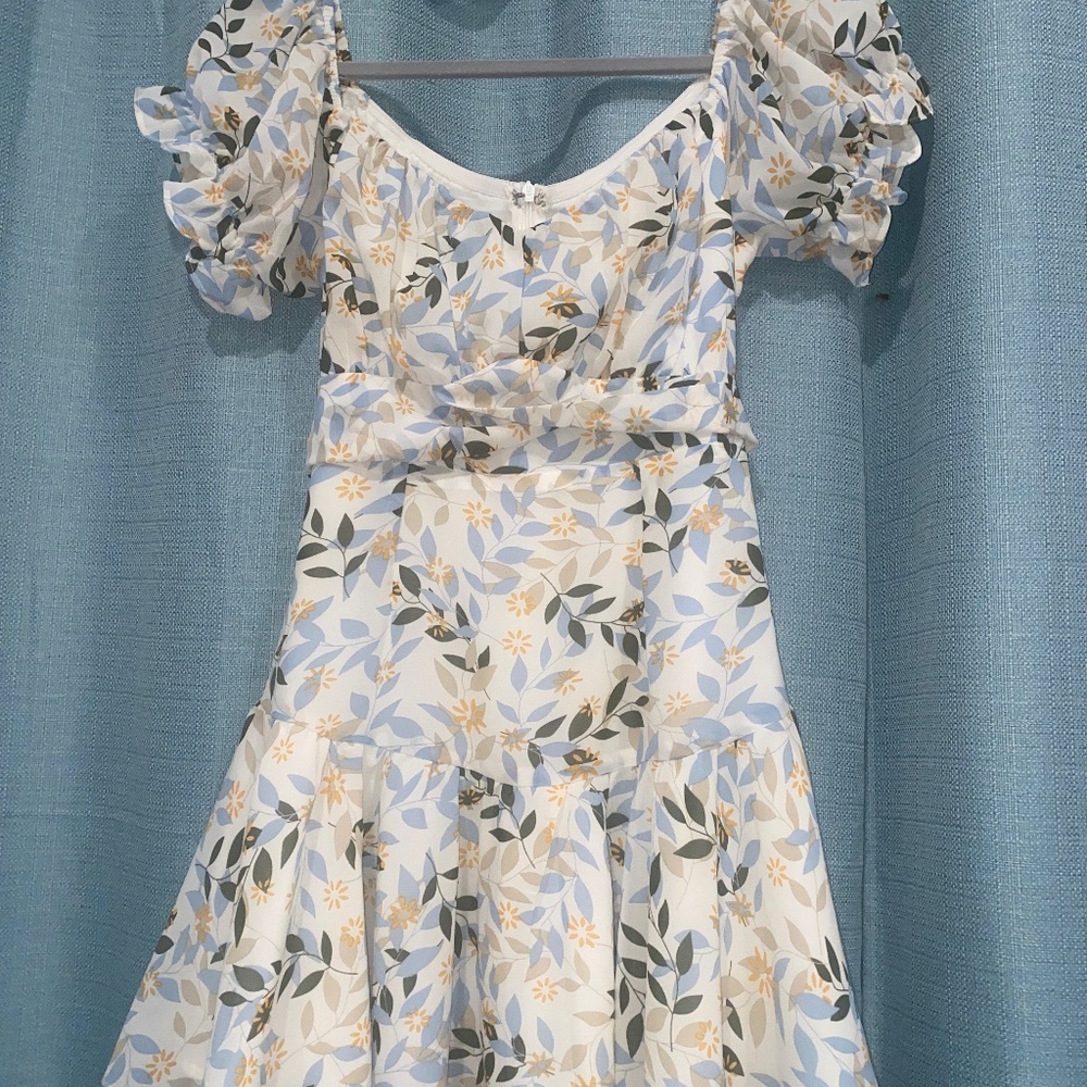 White Short Sleeve Floral mini dress w ruffle skirt and waist tie